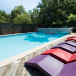 Slide Résidence Collines Iduki -  Bastide Clairence - Espace piscine extérieure au coeur d'une végétation luxuriante