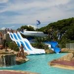 Slide Toboggan triple pistes et simple piste au sein de l’espace aquatique du village Vacances Les Mûriers