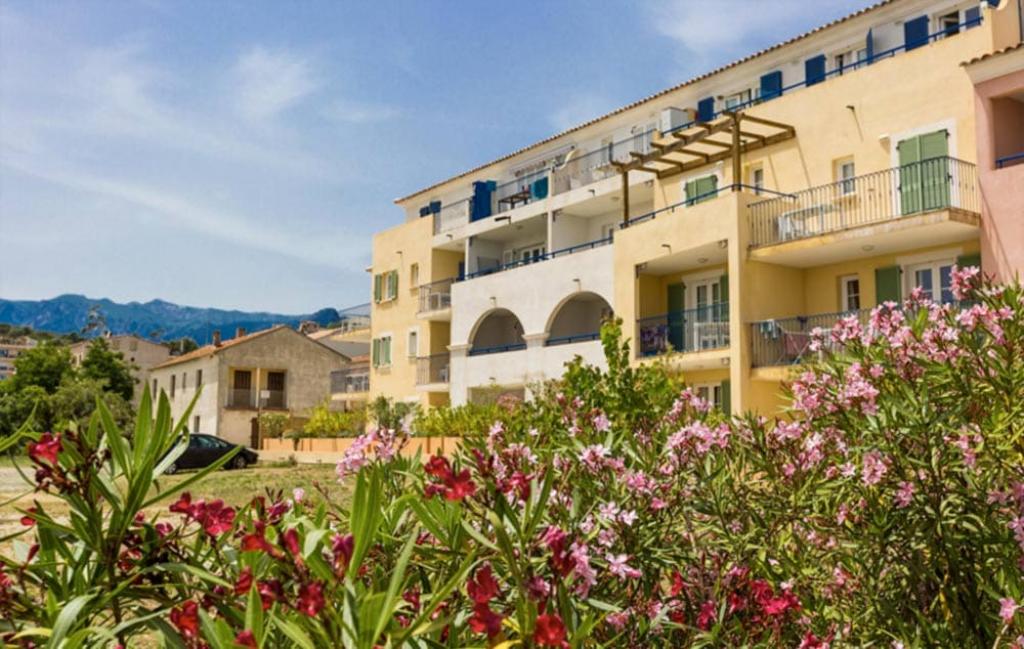 Slide Extérieur de la résidence Les Voiles Blanches à Solenzara