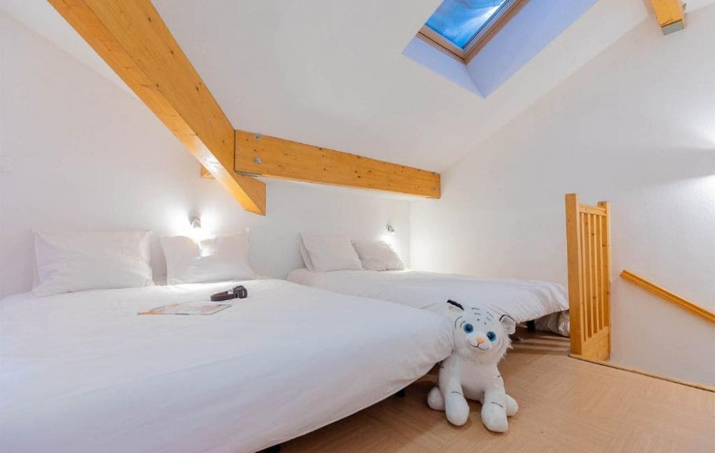 Slide Chambre avec lits double d'un des logements