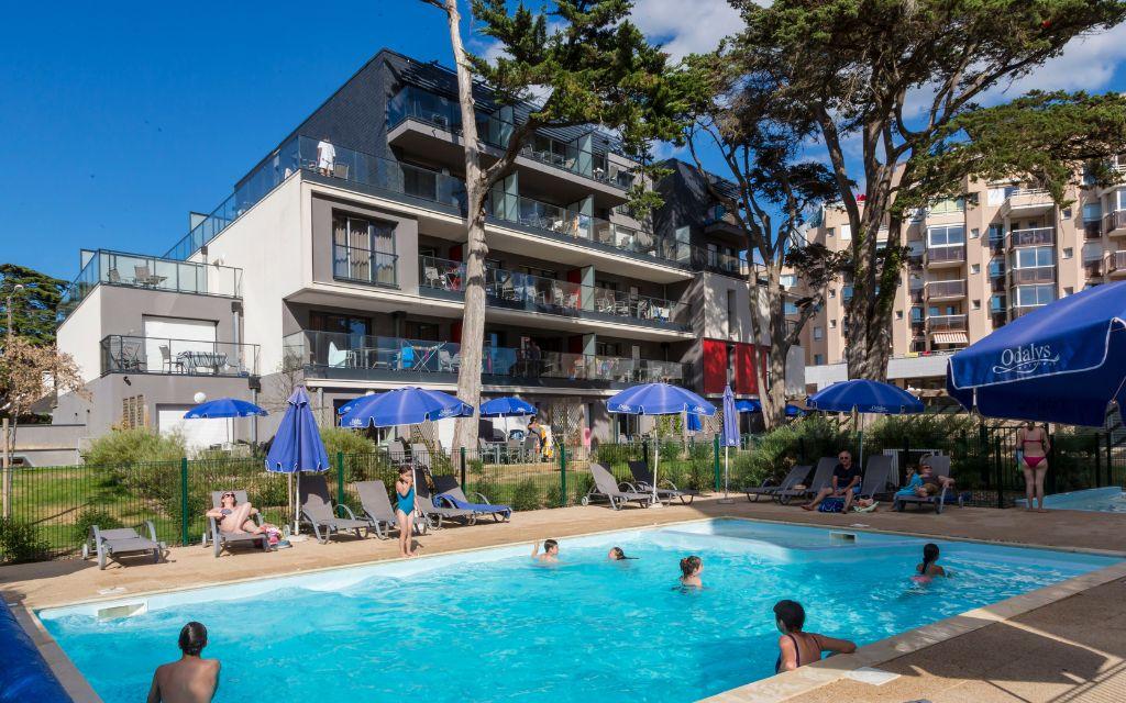 Slide Swimming pool at the Prestige de la Plage residence in Pornichet