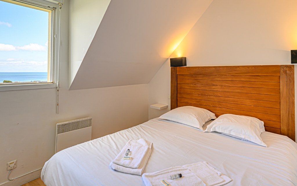 Slide Résidence Les Terrasses de Pentrez *** - Saint-Nic -  Chambre lit double