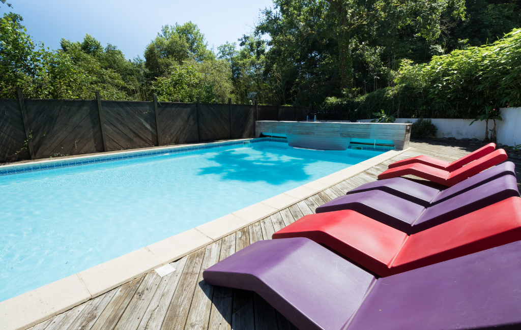 Slide Résidence Collines Iduki -  Bastide Clairence - Espace piscine extérieure au coeur d'une végétation luxuriante