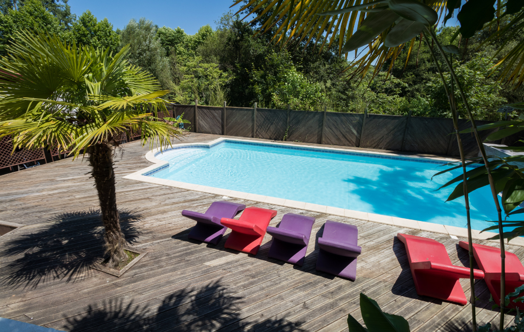 Slide Résidence Collines Iduki - Bastide Clairence - Piscine avec terrasse et vue sur la nature