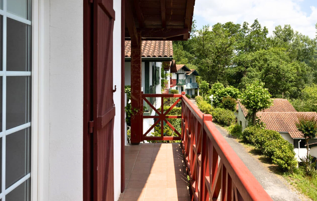 Slide Résidence Collines Iduki - Bastide Clairence - Balcon des appartements