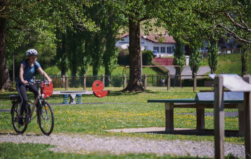 Slide Résidence Collines Iduki - Bastide Clairence - Balade à vélo dans les bois avoisinants