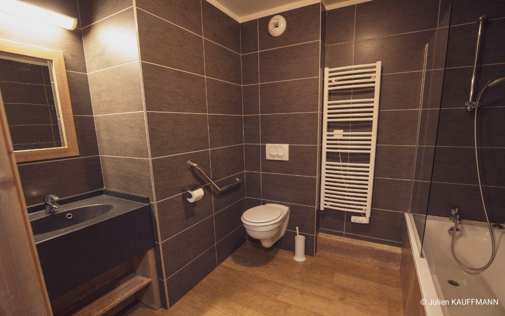Slide Résidence Les Grandes Feignes - bathroom PMR