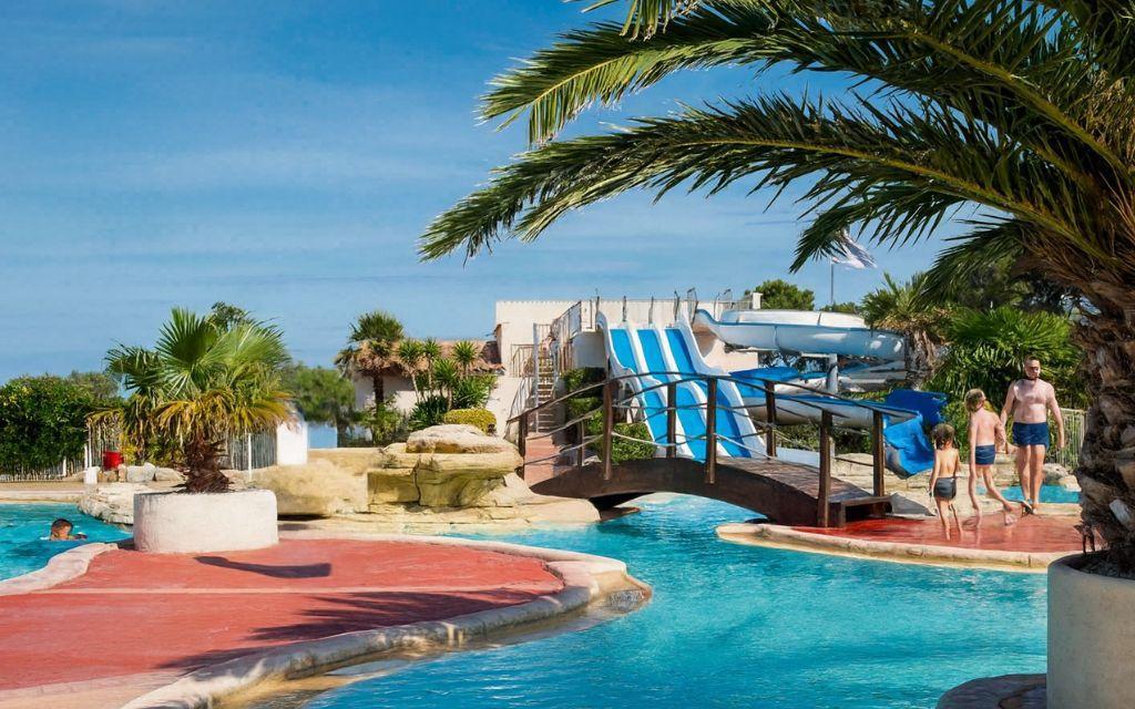 Slide Espace aquatique avec piscine et toboggan triple pistes au village vacances Les Mûriers à Vendres-plage
