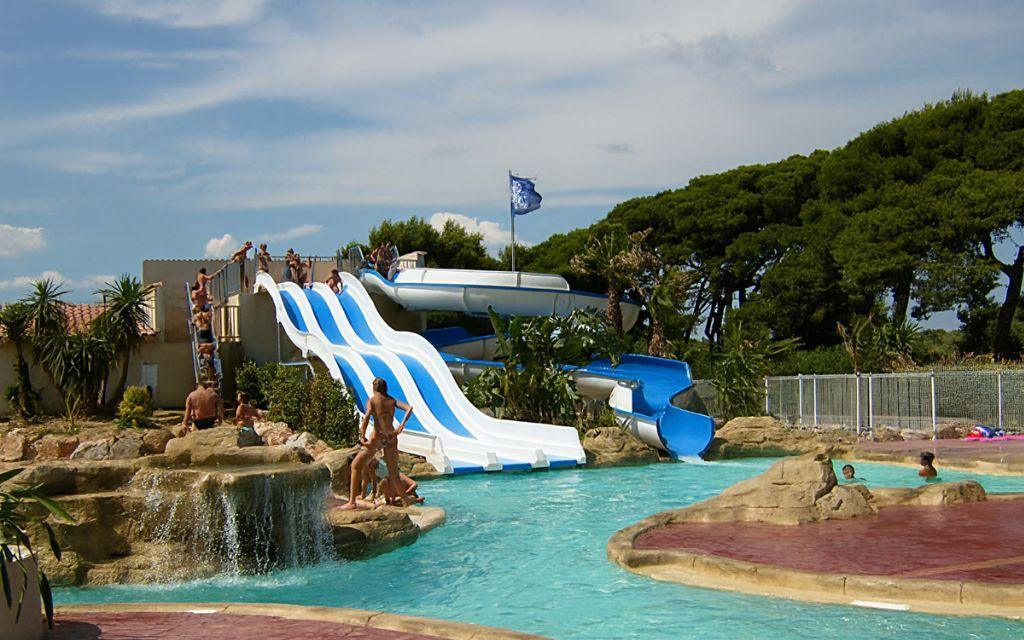 Slide Toboggan triple pistes et simple piste au sein de l’espace aquatique du village Vacances Les Mûriers