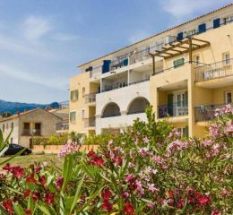 Extérieur de la résidence Les Voiles Blanches à Solenzara