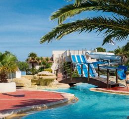 Toboggan triple pistes et simple piste au sein de l’espace aquatique du village Vacances Les Mûriers