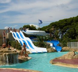 Toboggan triple pistes et simple piste au sein de l’espace aquatique du village Vacances Les Mûriers