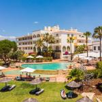 Slide Résidence Vale d'El Rei Hotel & Vila à Carvoeiro - Transats et parasols au bord de la piscine