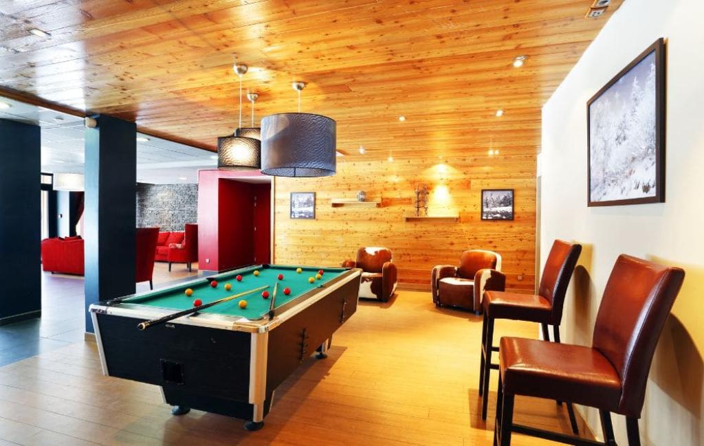 Slide Salle avec billard de la résidence l'Aigle Bleu