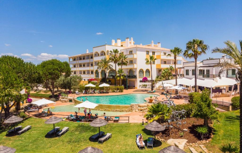 Slide Résidence Vale d'El Rei Hotel & Vila à Carvoeiro - Transats et parasols au bord de la piscine