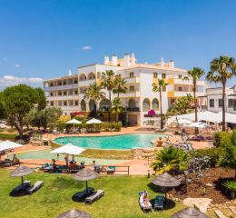 Résidence Vale d'El Rei Hotel & Vila à Carvoeiro - Transats et parasols au bord de la piscine